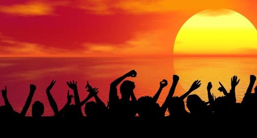 Workout-Party findet bei jedem Wetter statt Menschen bei einer Party mit Sonnenuntergang im Hintergrund
