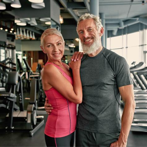 Frau und Mann über 50 Jahre glücklich beim Training 