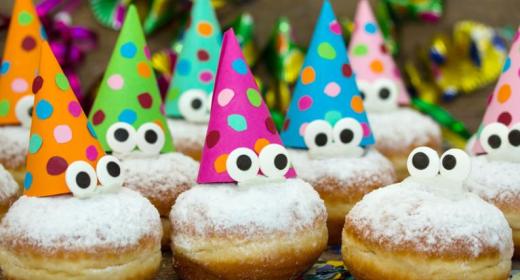 Krapfen an Fasching mit Hüten