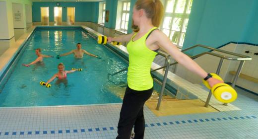 Schwimmbad mit Aquatrainerin und Kursteilnehmer im Body Up Sendling