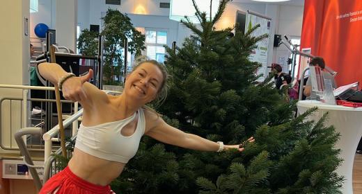 Frau vor Baum