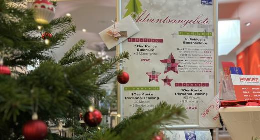 Baum und Plakat