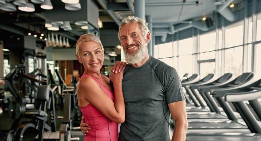 Frau und Mann über 50 Jahre glücklich beim Training 