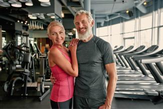 Frau und Mann über 50 Jahre glücklich beim Training 