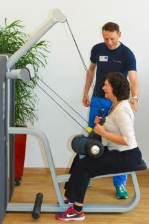 Dame 50 plus beim Krafttraining