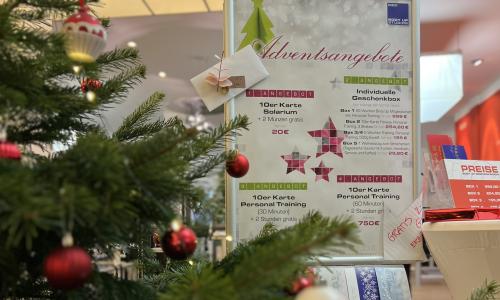 Baum und Plakat