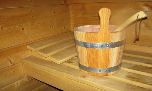 Saunabank mit Aufgusseimer